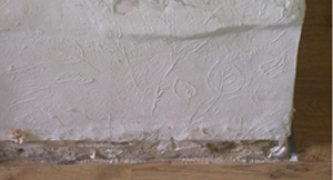 Loskomend behang door capillair vocht en zouten